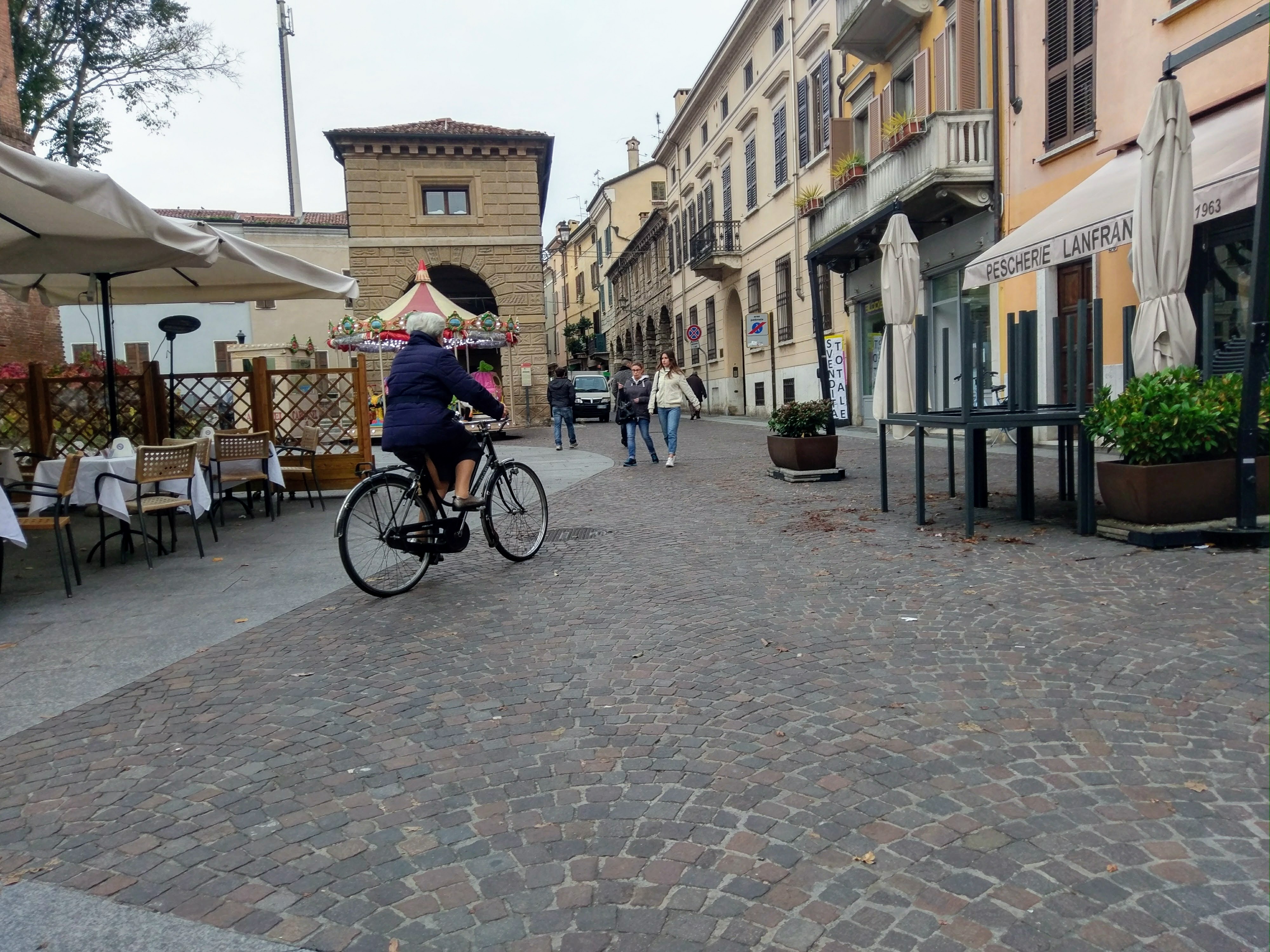 Woman-Bicylce-Cobbled-Street